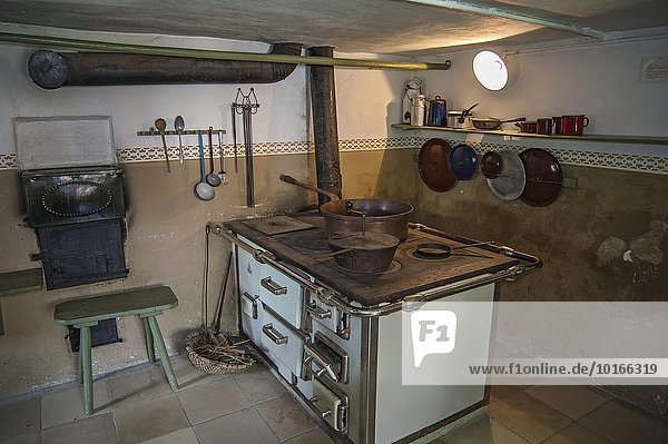 Küche mit altem Holzherd oder Kohleherd  Bauernhofmuseum Jexhof  Schöngeising  Bayern  Deutschland  Europa