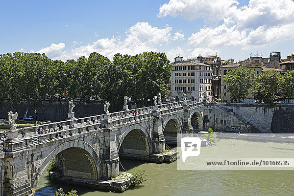 Touristen auf der Ponte Sant Angelo  Engelsbrücke  Fluß Tiber  Rom  Latium  Italien  Europa