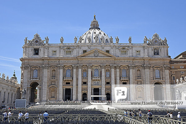 Touristen vor der Basilica di San Pietro  Petersdom  Piazza di San Pietro  Petersplatz  Vatikan  Rom  Latium  Italien  Europa