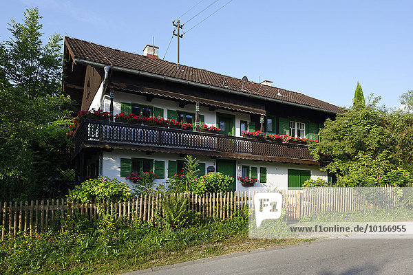 Hollerhaus in Irschenhausen  Bauernhaus  Filmkulisse der Serie Bulle von Tölz  Pension Berghammer  Oberbayern  Bayern  Deutschland  Europa
