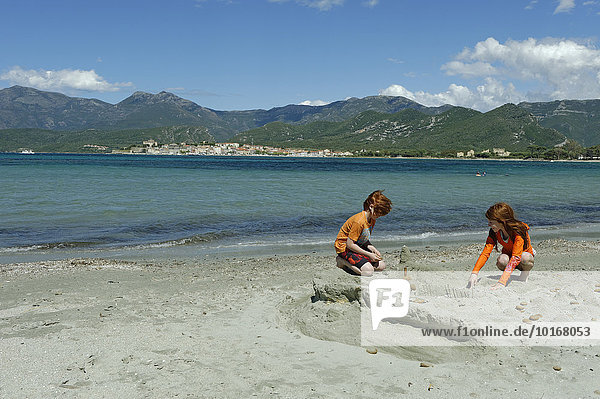 Kinder spielen am Strand und Bucht von Saint Florent  Département Haute-Corse  Nebbio  Nordküste  Korsika  Frankreich  Europa