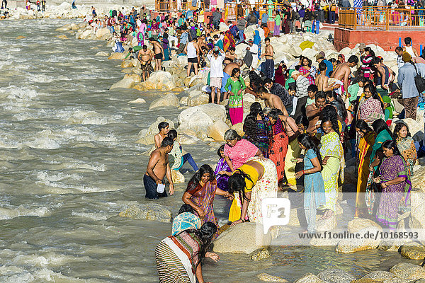 Pilger aus ganz Indien kommen  um am Ufer des Ganges ihr heiliges Bad zu nehmen  Gangotri  Uttarakhand  Indien  Asien