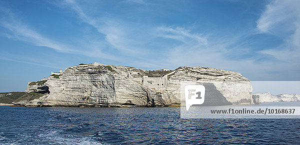 Steilküste  Kreidefelsen mit Höhle St Antoine  Bonifacio  Korsika  Frankreich  Europa