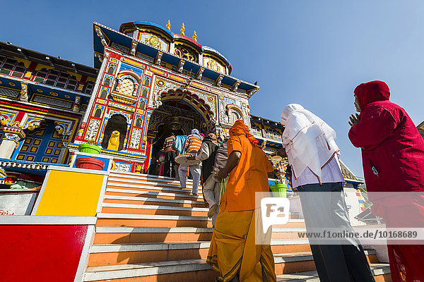 Pilgrims entering the colourful Badrinath Temple  one of the Dschar Dham destinations  Badrinath  Uttarakhand  India  Asia
