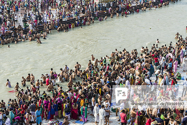 Pilgermassen versammeln sich zum Bad im Ganges am Harki Pauri Ghat  Haridwar  Uttarakhand  Indien  Asien
