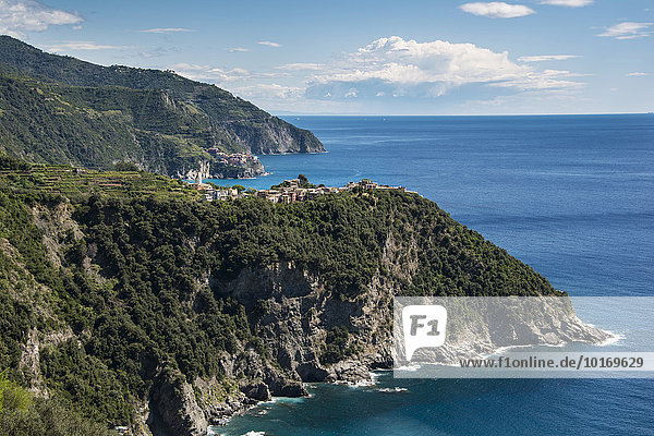 Steilküste  vorne Corniglia  hinten Manarola  Cinque Terre  La Spezia  Ligurien  Italien  Europa