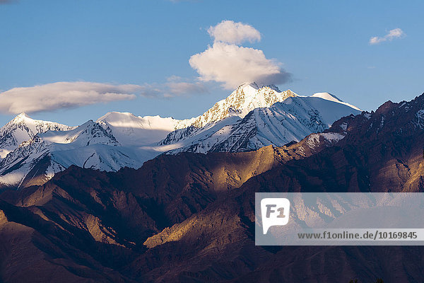 Der Gipfel des Stok Kangri  6152m  in den Wolken  Leh  Jammu und Kaschmir  Indien  Asien