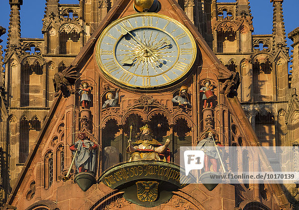 Uhr und Figuren vom Männleinlaufen  Frauenkirche  Sebalder Altstadt  Nürnberg  Mittelfranken  Franken  Bayern  Deutschland  Europa