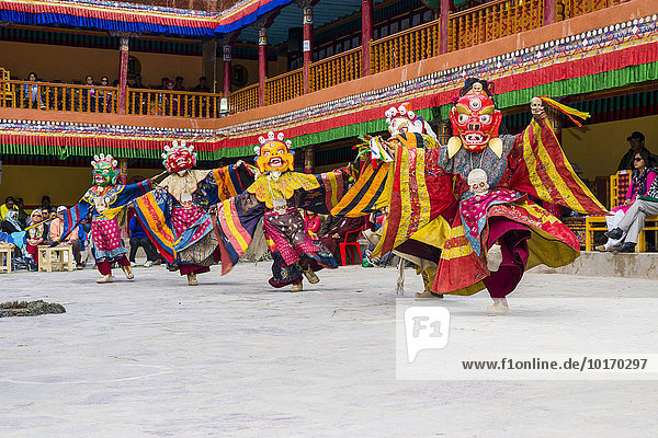 Mönche mit großen Holzmasken und bunten Kostümen bei rituellen Tänzen  Hemis Festival  im Innenhof des Klosters  Hemis  Jammu und Kaschmir  Indien  Asien