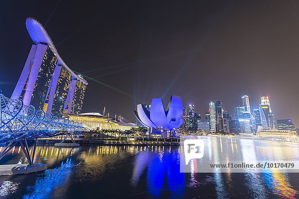Lichtershow  Millenium Bridge  Marina Bay Sands Hotel  Marina Bay  Museum of Science and Art  bei Nacht  Singapur  Asien