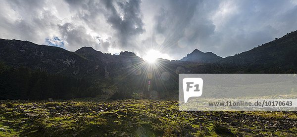 Sonne scheint über Gipfel  Rohrmoos-Untertal  Steiermark  Österreich  Europa