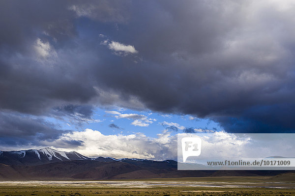 Karge Landschaft und dunkle Wolken am Tso Kar  Weißer See  ein stark schwankender Salzsee  4530 m  Changtang Region  Thukje  Jammu und Kaschmir  Indien  Asien