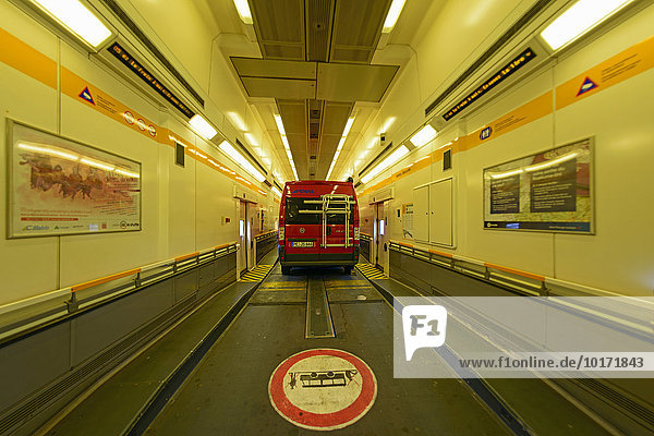 Auto steht im Wagon des Autozuges  Eurotunnel Folkestone nach Calais  Grossbritannien