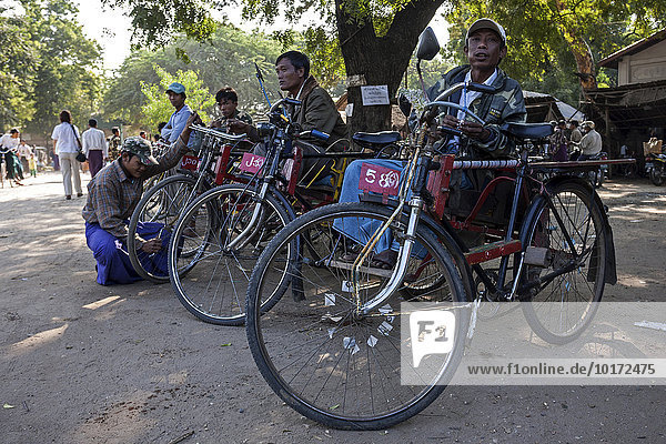 Fahrrad-Rikschas  Rikscha-Fahrer  Landmarkt in Nyaung U  bei Bagan  Division Mandalay  Myanmar  Asien