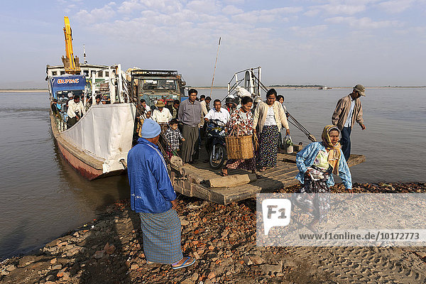 People  locals getting off a ferry  Irrawaddy or Ayeyarwaddy  at Bagan  Mandalay region  Myanmar  Asia