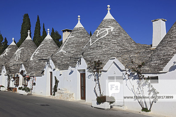 Trulli  Häuser mit runden Steindächern  Alberobello  Apulien  Italien  Europa