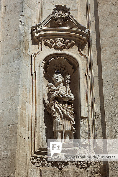 Figur am Portal der Basilika San Martino  Martina Franca  Apulien  Italien  Europa