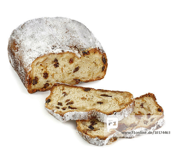 Christstollen angeschnitten mit Scheiben