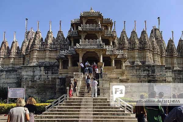 Aufgang zum Seth Anandji Kalayanji Pedhi  Tempelanlage der Jains  Adinatha-Tempel  Ranakpur  Rajasthan  Indien  Asien