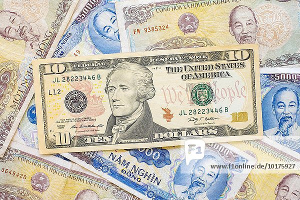 US-Dollar 10 US-Dollar liegt auf Vietnamesische Dong Geldscheine Banknoten Geld