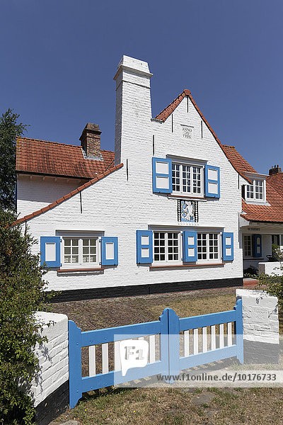 Weiße Villa von 1926 im Landhaus-Stil  historisches Villenviertel de Concessie  Badeort De Haan  Belgische Küste  West-Flandern  Belgien  Europa
