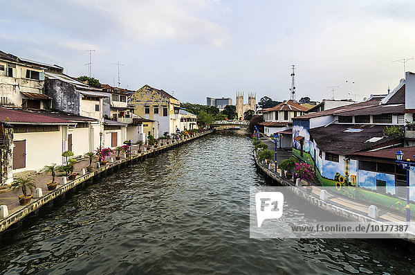 Bunt bemalte Häuserfronten am Malakka Fluss  Ortsteil Kampung Bakar Batu  Malakka oder Melaka  Malaysia  Asien