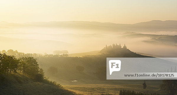 Podere Belvedere  Bauernhaus  Blick auf das Orcia-Tal  Sonnenaufgang im Nebel  San Quirico d'Orcia  Orcia-Tal  Toskana  Italien  Europa