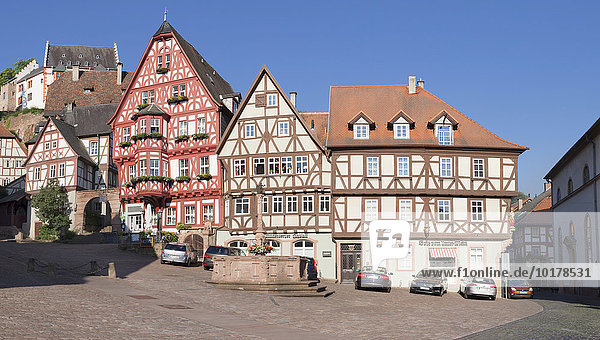 Marktplatz mit Marktbrunnen und Mildenburg  Miltenberg  Main  Unterfranken  Bayern  Deutschland  Europa