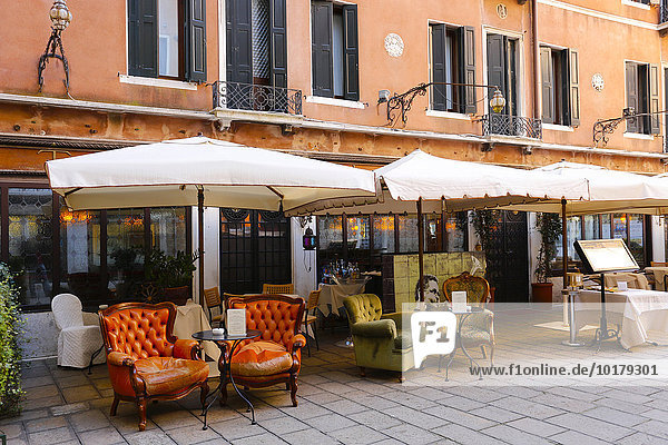Sitzplätze in einem Straßencafe  Venedig  Venetien  Italien  Europa