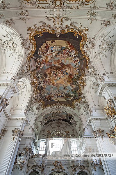 Deckenfresko und Orgel im barocken Marienmünster  Dießen  Oberbayern  Deutschland  Europa