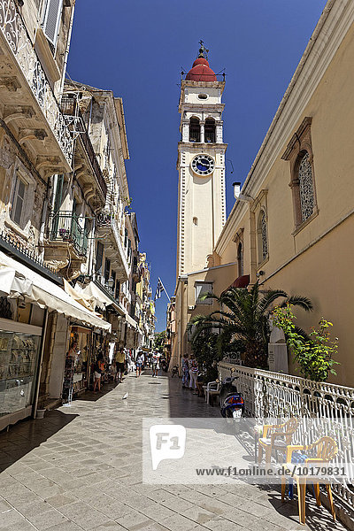 Enge Gasse mit Glockenturm der St. Spiridon Kirche  Altstadt  Korfu Stadt  Unesco Weltkulturerbe  Insel Korfu ode Kerkyra  Ionische Inseln  Griechenland  Europa