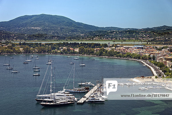 Jachthafen mit Segeljachten  Korfu Stadt  Kerkyra  Unesco Weltkulturerbe  Insel Korfu  Ionische Inseln  Griechenland  Europa