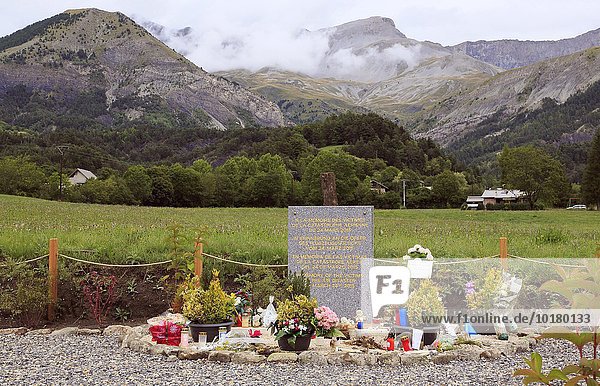 Gedenkstätte am Fuß des Bergmassivs Les Trois Évêches in den französischen Alpen  in dem am 24. März 2015 der Airbus A320 der Germanwings abstürzte  Le Vernet  Département Alpes-de-Haute-Provence  Frankreich  Europa