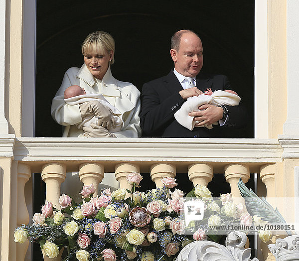 Fürstin Charlène und Fürst Albert II von Monaco präsentieren ihre Zwillinge Prinz Jacques und Prinzessin Gabrielle am Fenster des Fürstenpalasts erstmals der Öffentlichkeit  Fürstentum Monaco