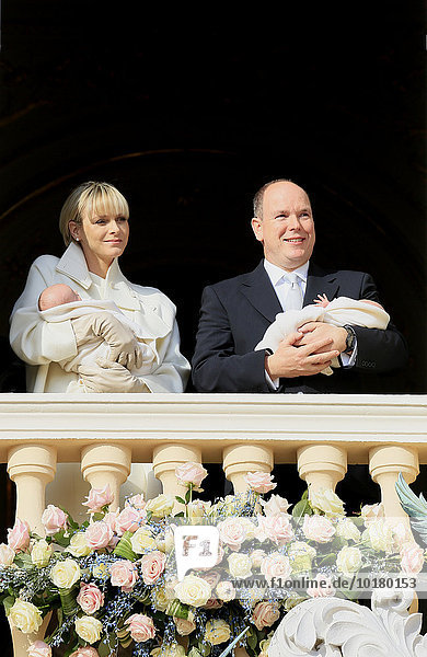 Fürstin Charlène und Fürst Albert II von Monaco präsentieren ihre Zwillinge Prinz Jacques und Prinzessin Gabrielle am Fenster des Fürstenpalasts erstmals der Öffentlichkeit  Fürstentum Monaco