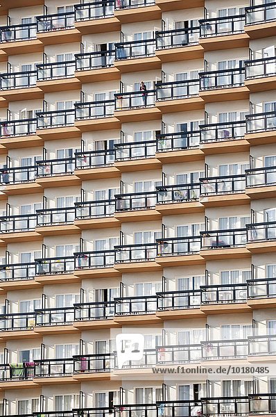 Balkone an der Fassade eines großen Hotelkomplexes in Torremolinos  Costa del Sol  Spanien  Europa