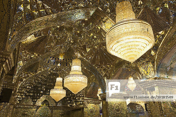 Decke der Gebetshalle mit Kronleuchter  Schah Tscheragh-Mausoleum und Moschee  Cheragh  Schiras oder Shiraz  Iran