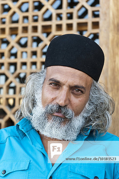 Portrait  Perser  Iraner mit runder Kappe  Isfahan  Iran
