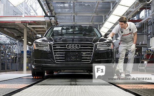 Ein Mitarbeiter der Audi AG führt am Bandende die Erstinbetriebnahme einer A8 Limousine durch  Audi Werk Neckarsulm  Baden-Württemberg  Deutschland  Europa