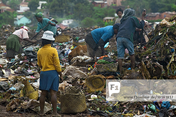 Menschen wühlen im Müll einer Deponie  Manantenasoa  Antananarivo  Madagaskar  Afrika