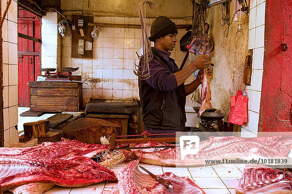 Fleischer auf einem Markt  Antananarivo  Tana  Madagaskar  Afrika