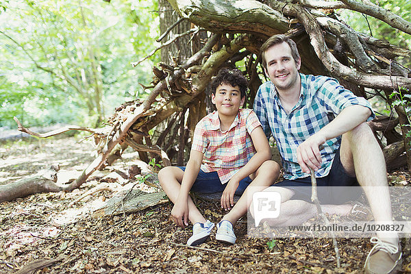 Portrait lächelnder Vater und Sohn im Wald