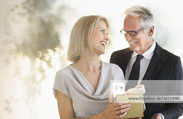 Geschenk Europäer Mann geben Ehefrau lächeln alt