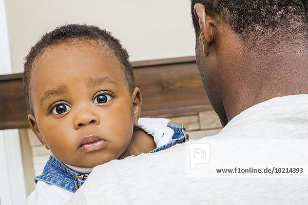 Menschlicher Vater Sohn halten schwarz Close-up Baby