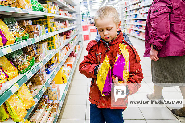 Europäer Lebensmittel Junge - Person Tasche Lebensmittelladen Laden Untersuchung