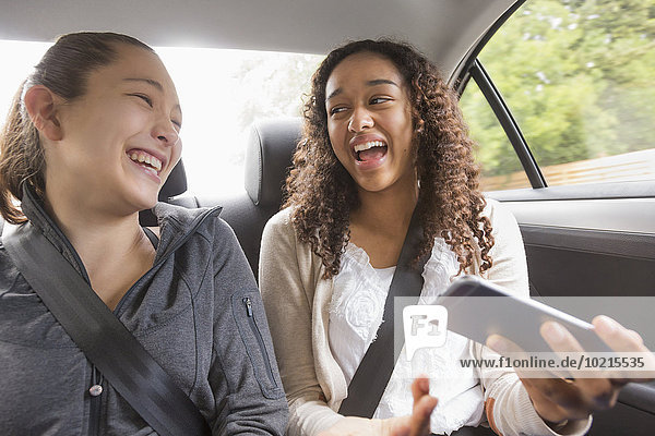 Handy benutzen Jugendlicher Sitzmöbel Auto Mädchen Sitzplatz