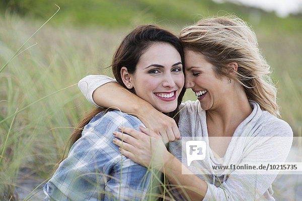 Frau umarmen lächeln Strand