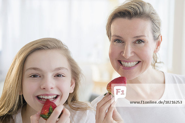 Europäer Erdbeere Tochter essen essend isst Mutter - Mensch