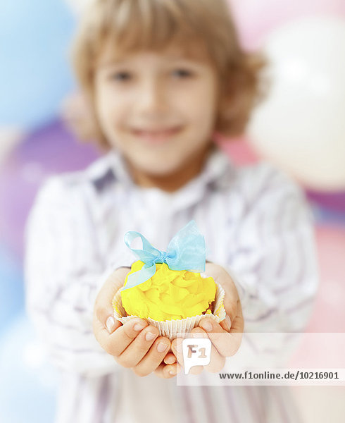 Junge - Person halten Close-up Dekoration cupcake