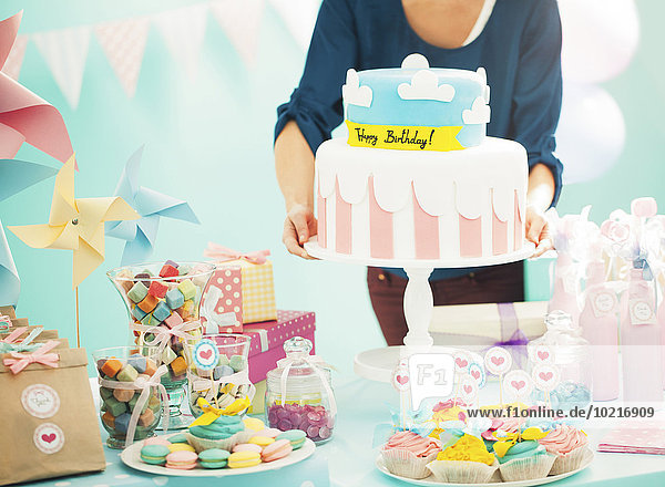 Frau Party halten Geburtstag Kuchen